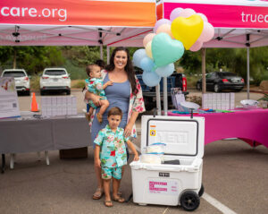Madre con dos hijos pequeños donando leche materna