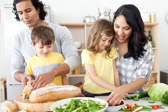 Joven familia hispana preparando un almuerzo helthy juntos